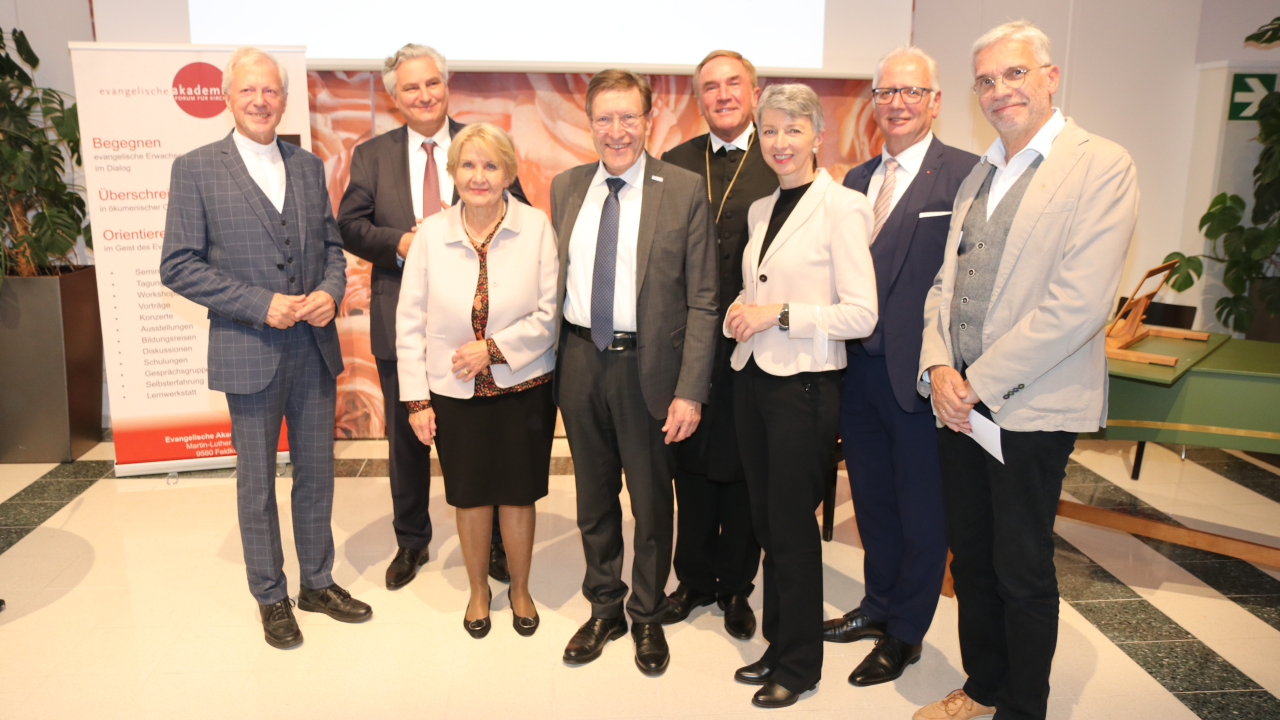 Foto (© Szepannek) v.l.n.r Domprobst Guggenberger, Chefredakteur Patterer, Sup.kur.in Thelesklav, Rektor Stotter, SI Sauer, LHStv.in Schaunig, Landtagspräsident Rohr, Pfarrer Müller