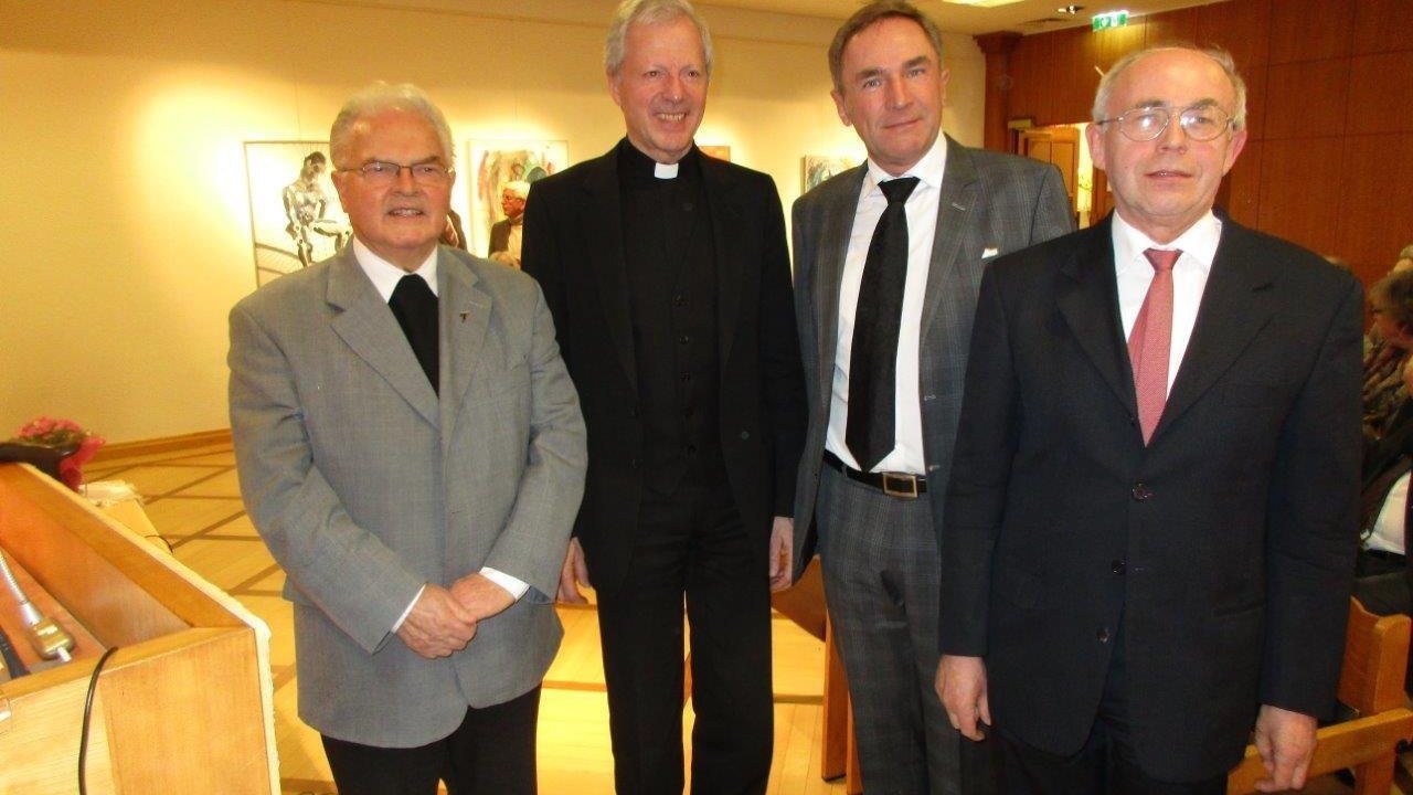 Vortrag in Tainach/Tinjie: v.l. Rektor Kopeinig, Generalvikar Guggenberger, SI Sauer,  Prof. Außermair (foto: eak)